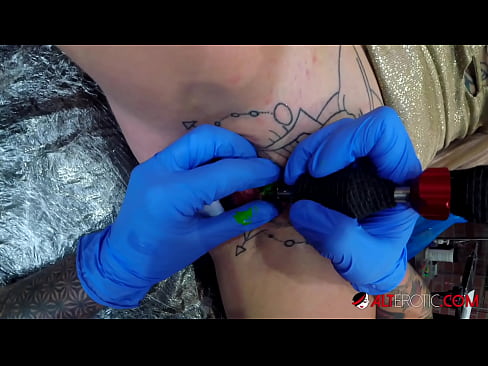 ❤️ Uiters getatoeëerde hottie Sully Savage het 'n tatoeëermerk op haar klitoris gekry ❌ Mooi pornografie by ons af.naffuck.xyz ﹏